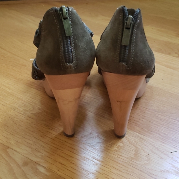 NIB Banana Republic Bethel Olive Suede Heels - Picture 5 of 9